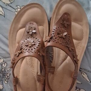 Andiamo Women's Tan Floral Sandals